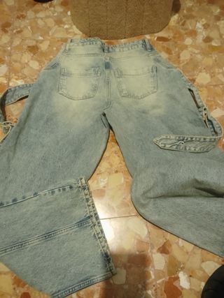 Pantalón vaquero desgastado con tirantes