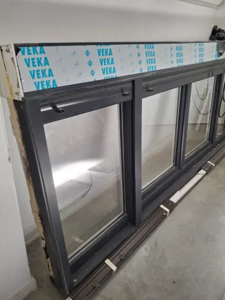 Ventana oscilobatiente PVC, Marca Veka