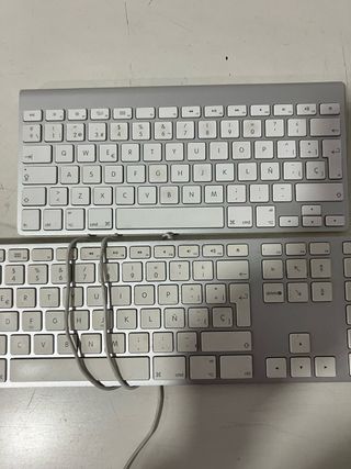 Teclados Apple Plateados y Blancos