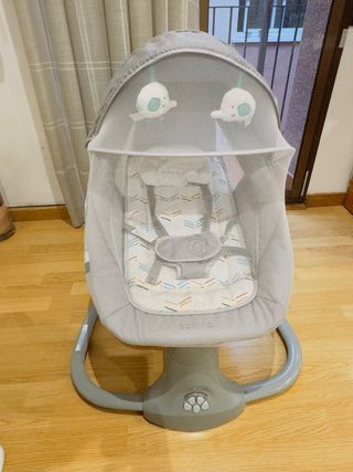 Mecedora de bebé gris con mosquitera