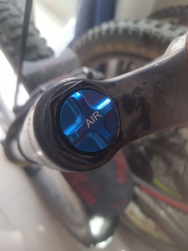 Tapa AIR azul metal para válvula de horquilla 25mm