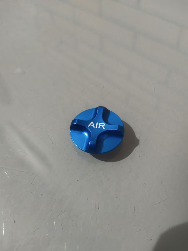Tapa AIR azul metal para válvula de horquilla 25mm