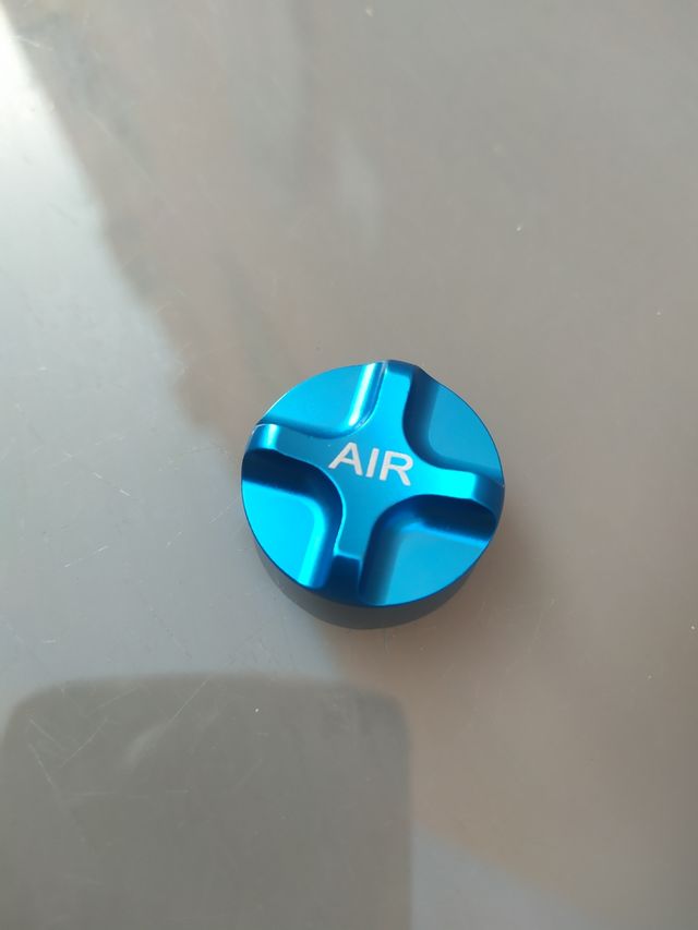 Tapa AIR azul metal para válvula de horquilla 25mm
