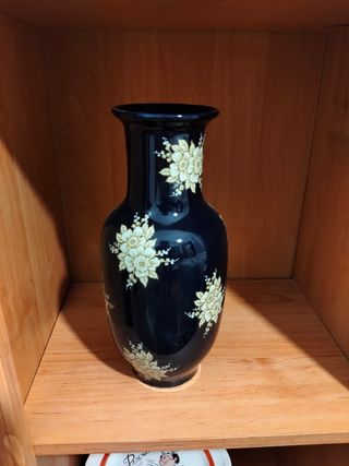 Jarrón azul de metal con flores