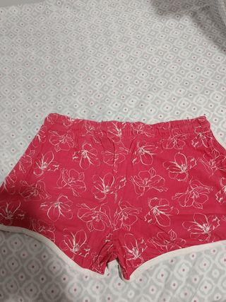Pantalones cortos rosados con estampado floral
