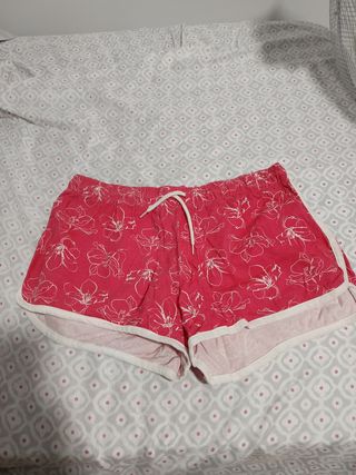 Pantalones cortos rosados con estampado floral