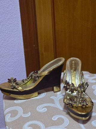 Zapatos Magrit dorados con pedrería