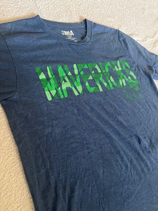 Camiseta NBA Mavericks azul con letras verdes