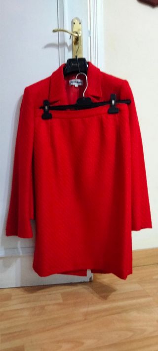 Traje chaqueta y falda rojo. Talla 44