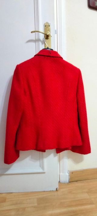 Traje chaqueta y falda rojo. Talla 44