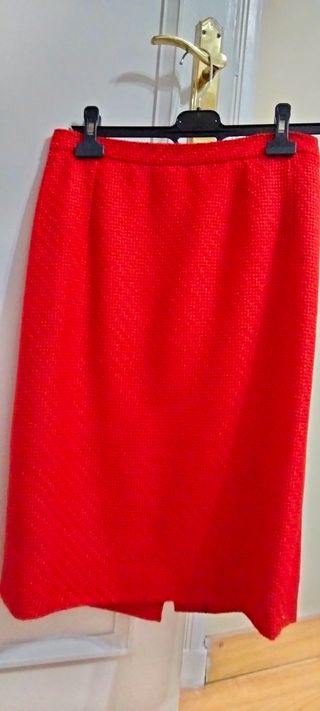 Traje chaqueta y falda rojo. Talla 44