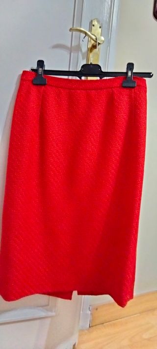 Traje chaqueta y falda rojo. Talla 44