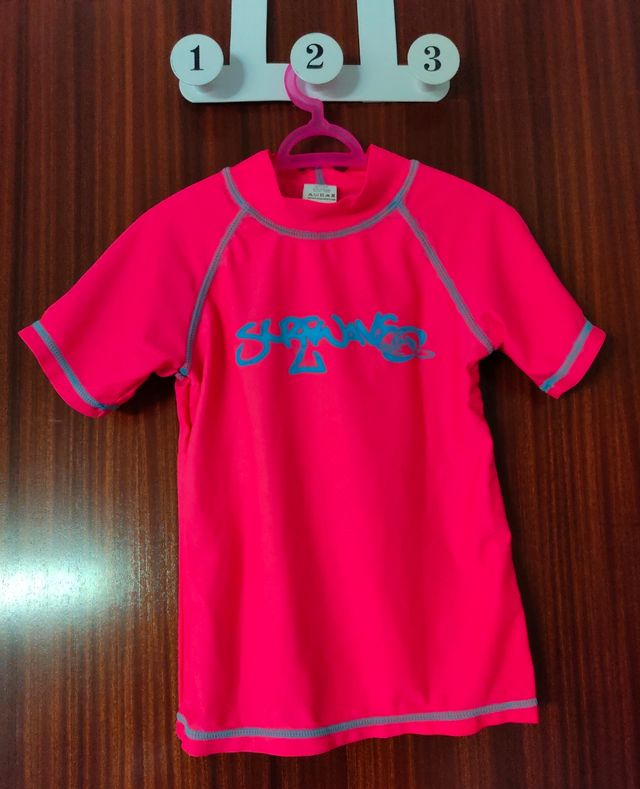 Camiseta de baño con protección solar