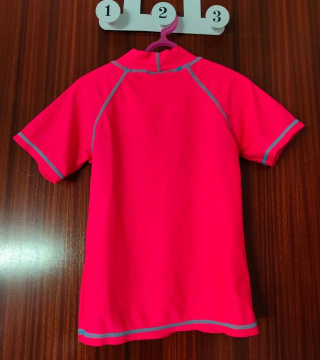 Camiseta de baño con protección solar
