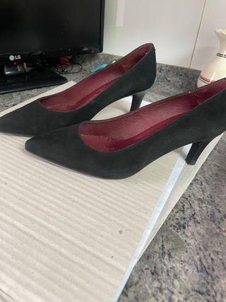 Bonitos zapatos de salón ante negros 