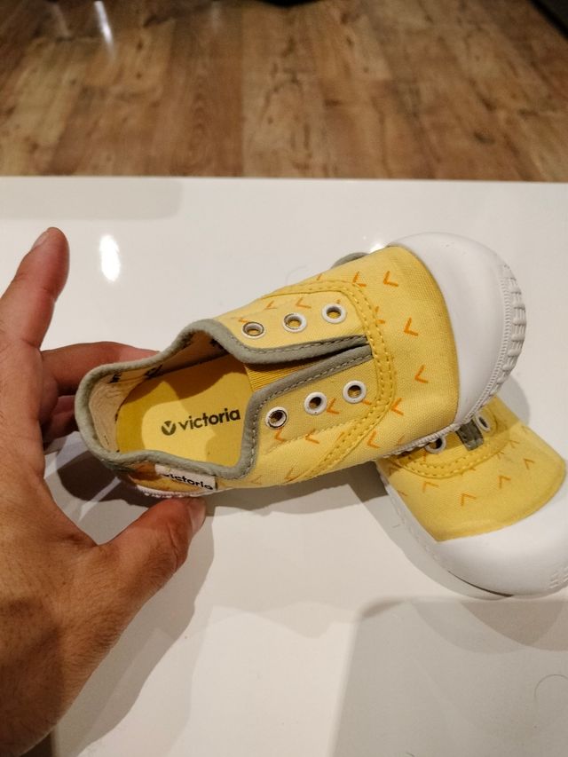 Zapatillas Victoria niño/a amarillas. Talla 25!