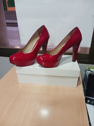 Zapatos de tacón rojos