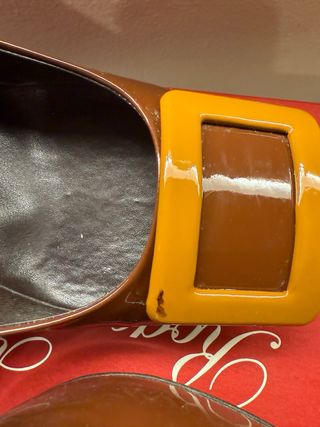 Roger Vivier vernice marroni con fibbia ocra