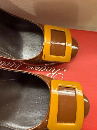 Roger Vivier vernice marroni con fibbia ocra