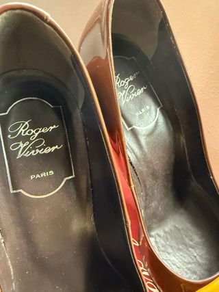 Roger Vivier vernice marroni con fibbia ocra