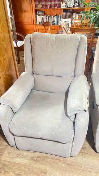 Sedie relax elettriche, entrambe per 170 persone.