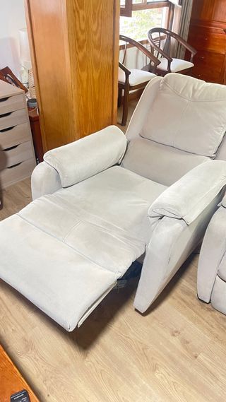 Sedie relax elettriche, entrambe per 170 persone.