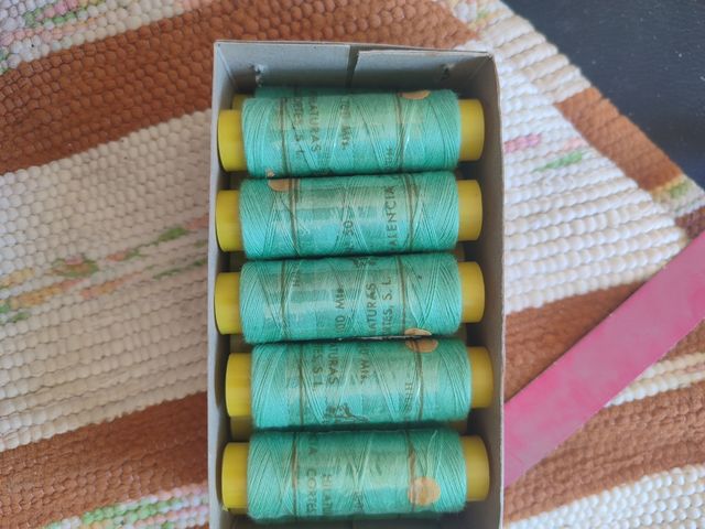 Cajas de hilos de poliéster para coser