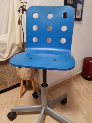 Silla de oficina azul con ruedas