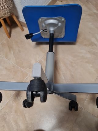 Silla de oficina azul con ruedas
