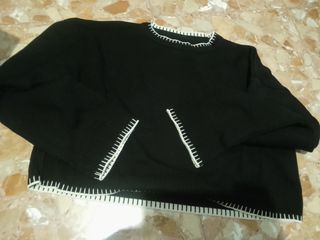 Jersey negro con pespuntes blancos