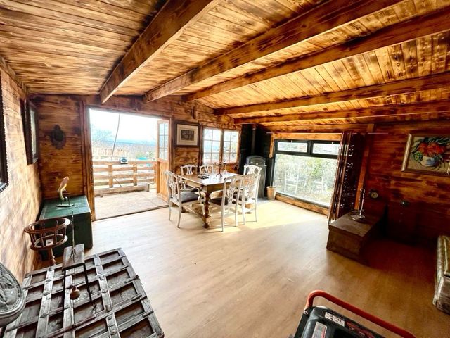 Terreno Rústico con Casa de Madera