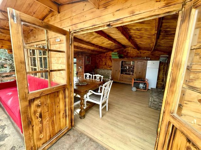 Terreno Rústico con Casa de Madera