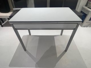 Mesa blanca moderna