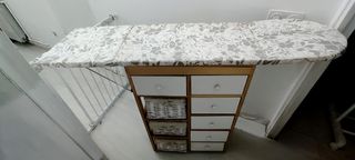 Cómoda con tabla de planchar y cestas