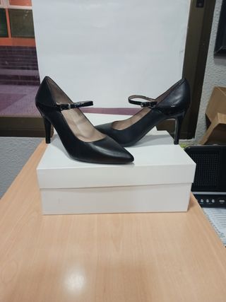 Zapatos de tacón negros con tira