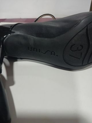 Zapatos de tacón negros con tira