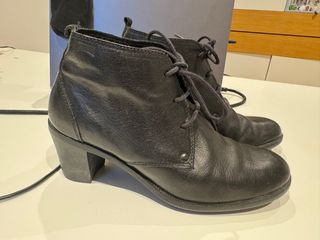 Botines Camper negros con cordones y tacón