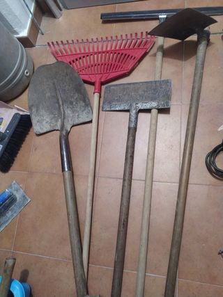 Herramientas de jardinería: pala, rastrillo, azada