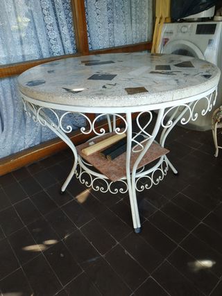 Mesa de jardín de mármol y metal