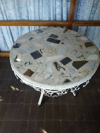 Mesa de jardín de mármol y metal