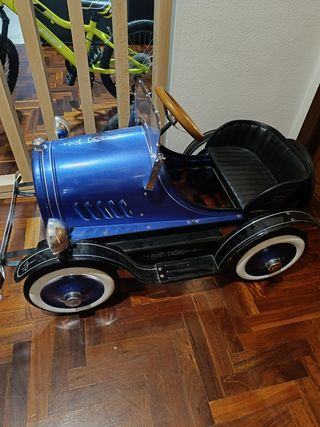 Coche de pedales clásico azul