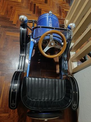 Coche de pedales clásico azul
