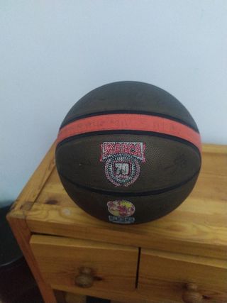 Balón de baloncesto marrón y naranja