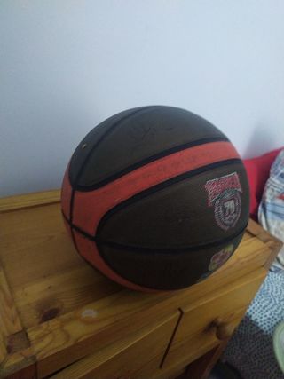 Balón de baloncesto marrón y naranja