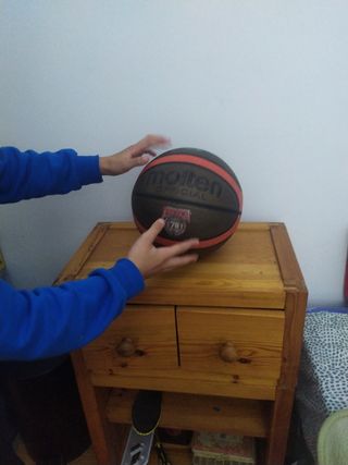 Balón de baloncesto marrón y naranja