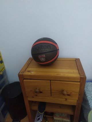 Balón de baloncesto marrón y naranja