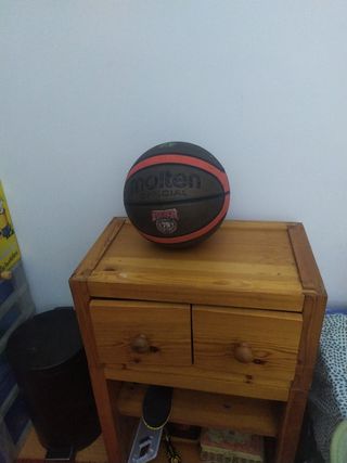 Balón de baloncesto marrón y naranja