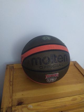 Balón de baloncesto marrón y naranja
