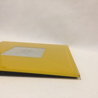 Marco de cristal color amarillo