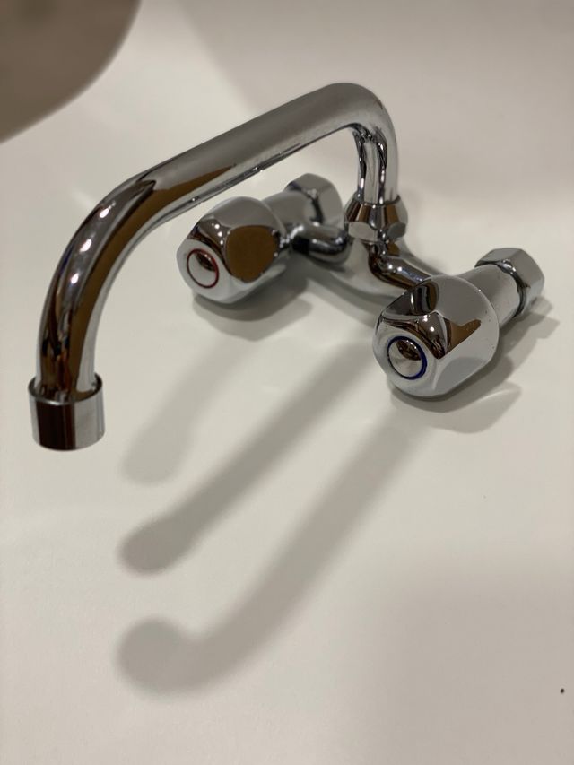 Grifo de pared bimando metal